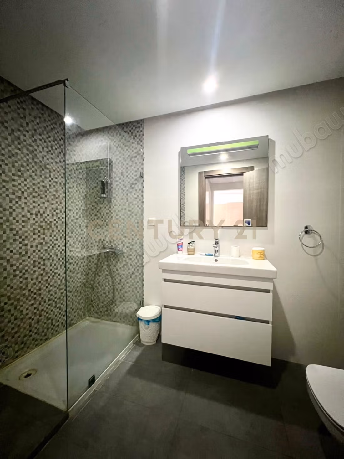 A vendre un S3 de 174 m² situé à Cité Ennasr 2