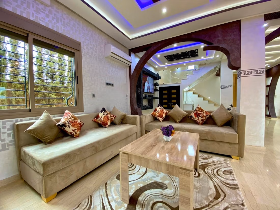 Villa fini 2700 square meters titled