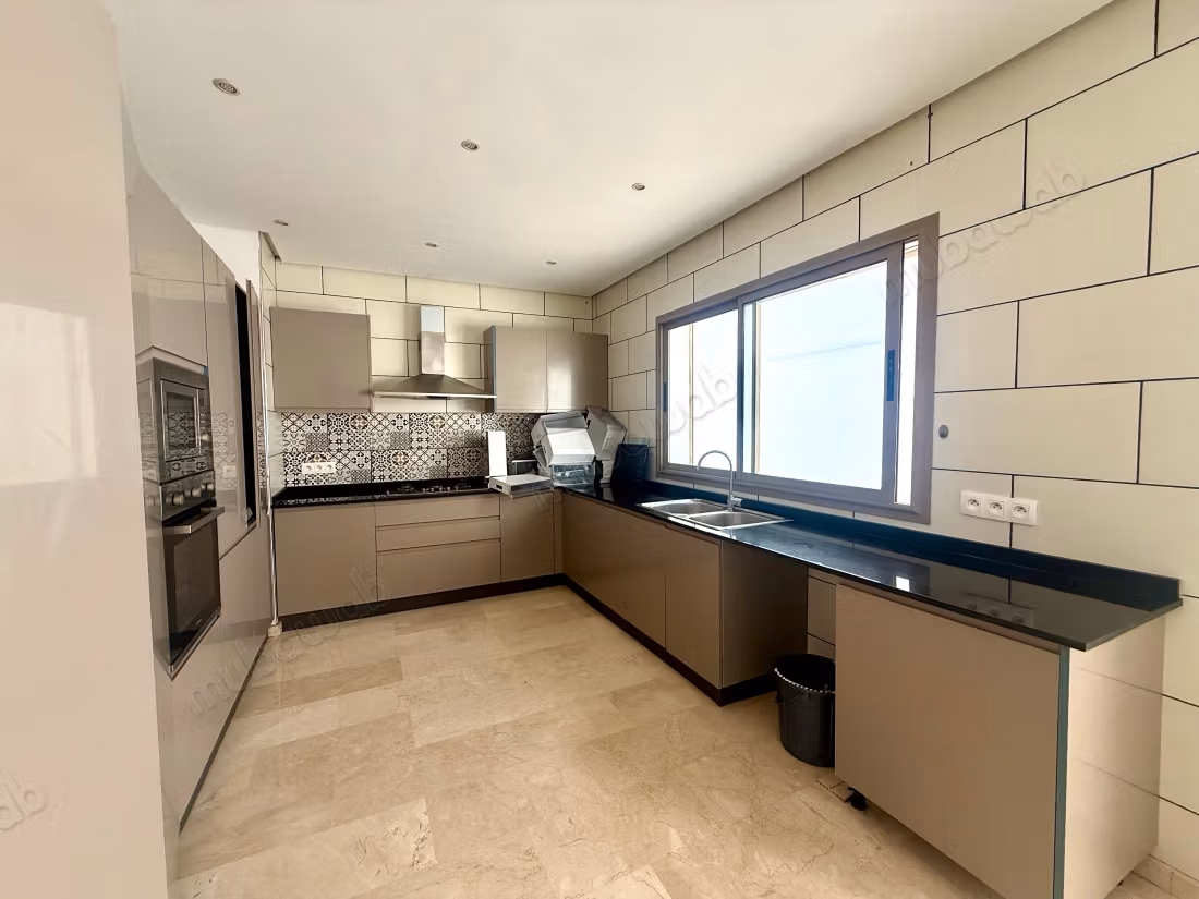 In Location Vide: Magnifiek 4-kamerappartement in het hart van de Tontonville-buurt, dicht bij de oase