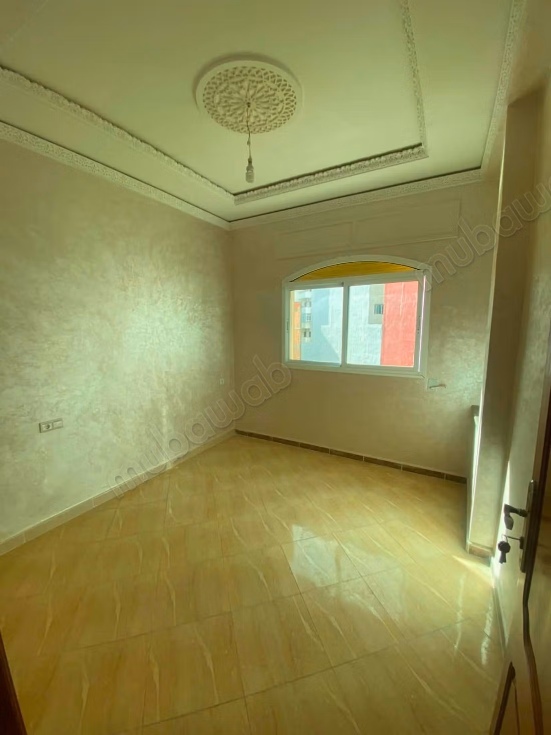Huis te koop in Mesnana. 3 grote kamers. Privé garage