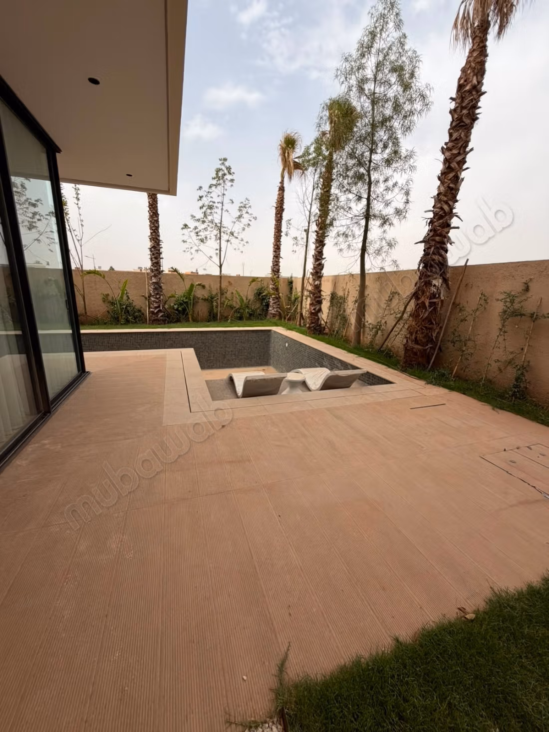 En vente excellente villa contemporaine de 4 suites neuve dans une résidence sécurisée à Chrifia