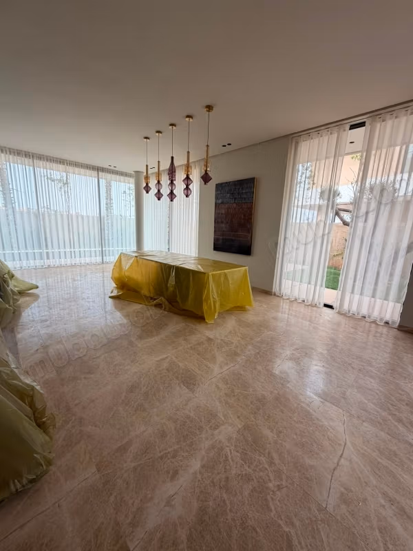 En vente excellente villa contemporaine de 4 suites neuve dans une résidence sécurisée à Chrifia