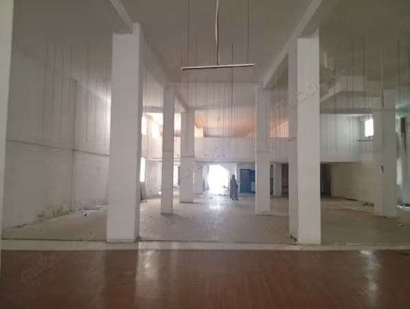 Rent the ideal space in Les Hôpitaux. Area of 1049 m²