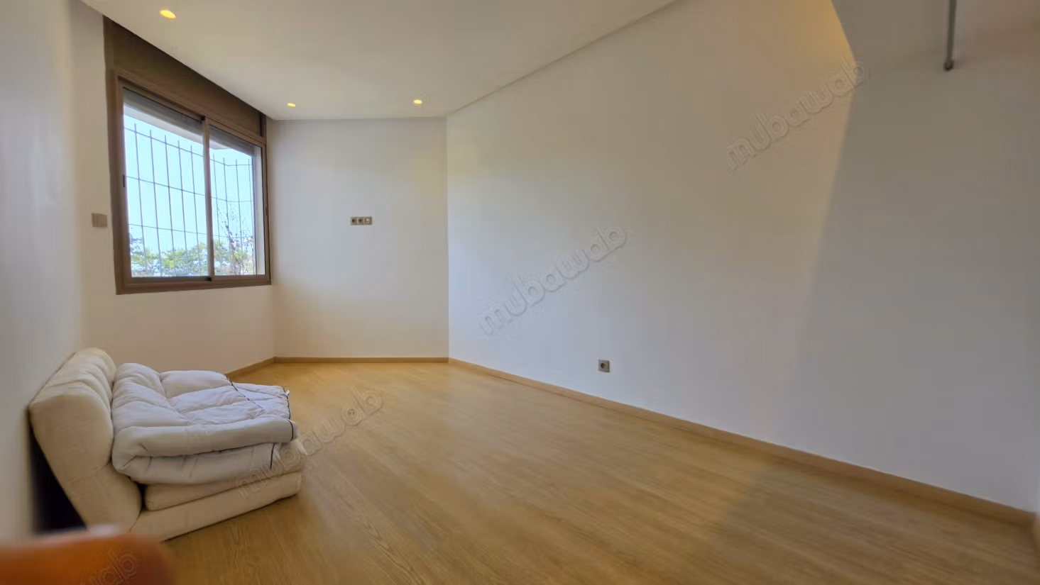 Stunning bright duplex with terrace near Lycée Descartes