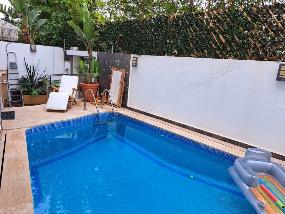 Magnifica Villa Arredata con 4 Camere da Letto e Piscina