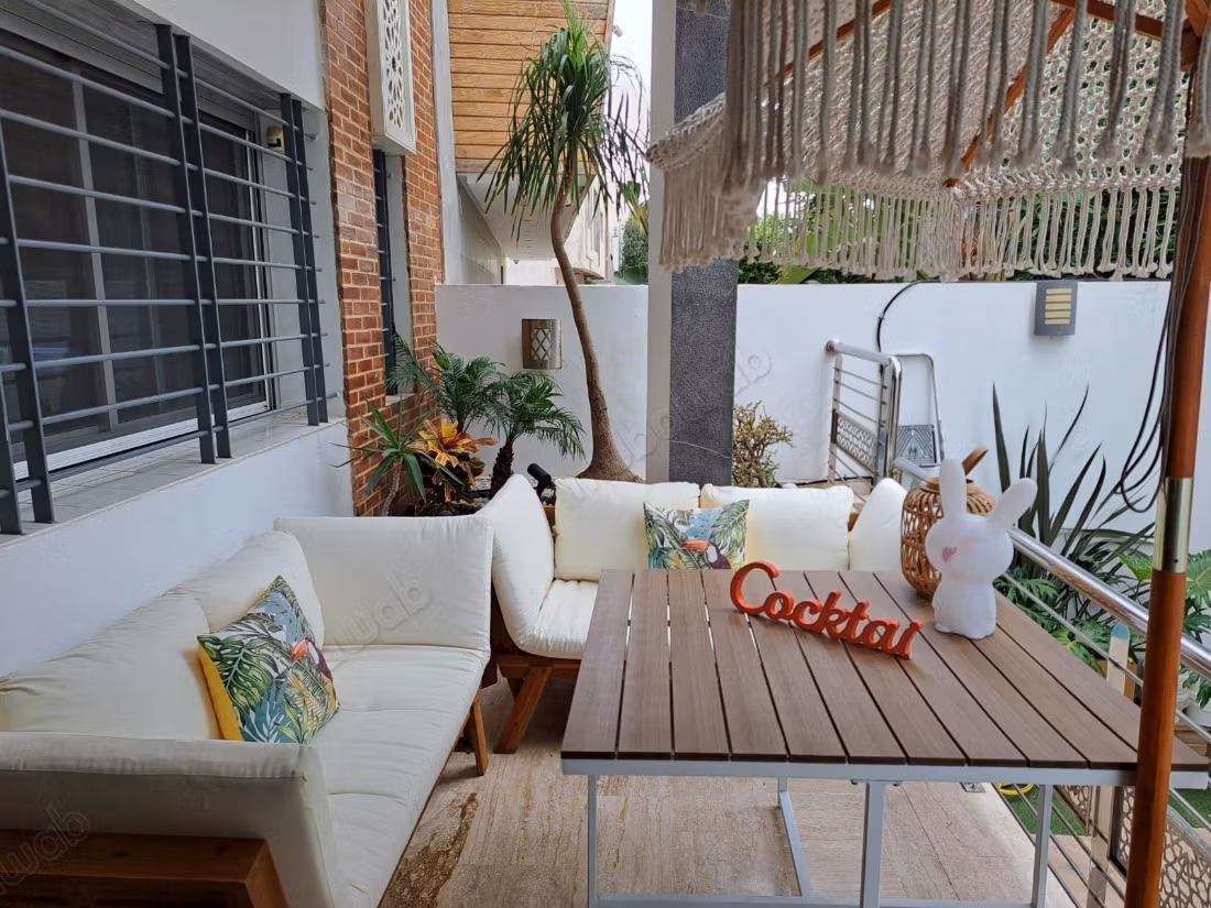 Magnifica Villa Arredata con 4 Camere da Letto e Piscina