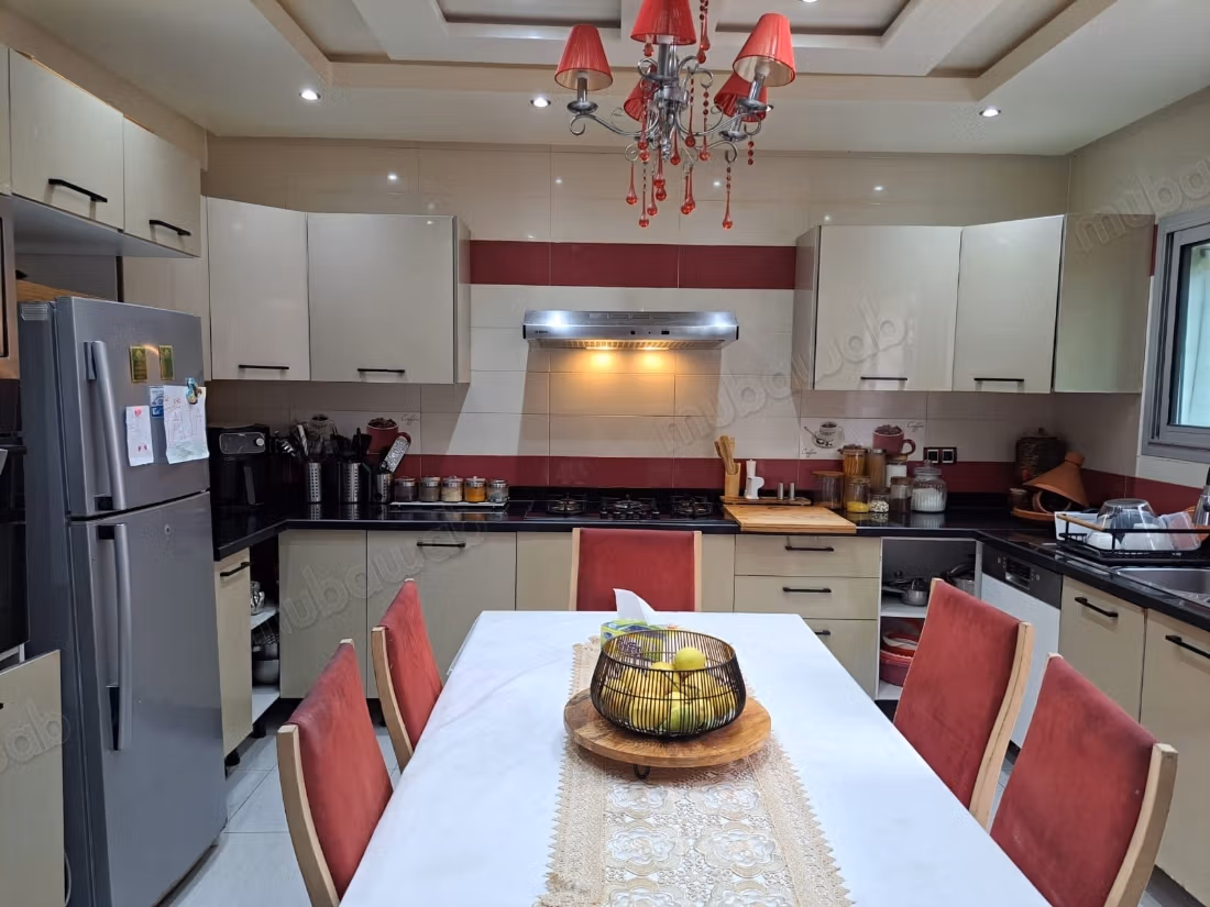 Magnifica Villa Arredata con 4 Camere da Letto e Piscina