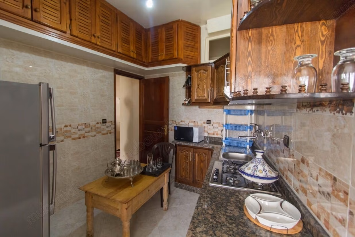 Huur van een appartement in het centrum van Fes. 3 aangename slaapkamers. Traditionele lounge en satellietsysteem
