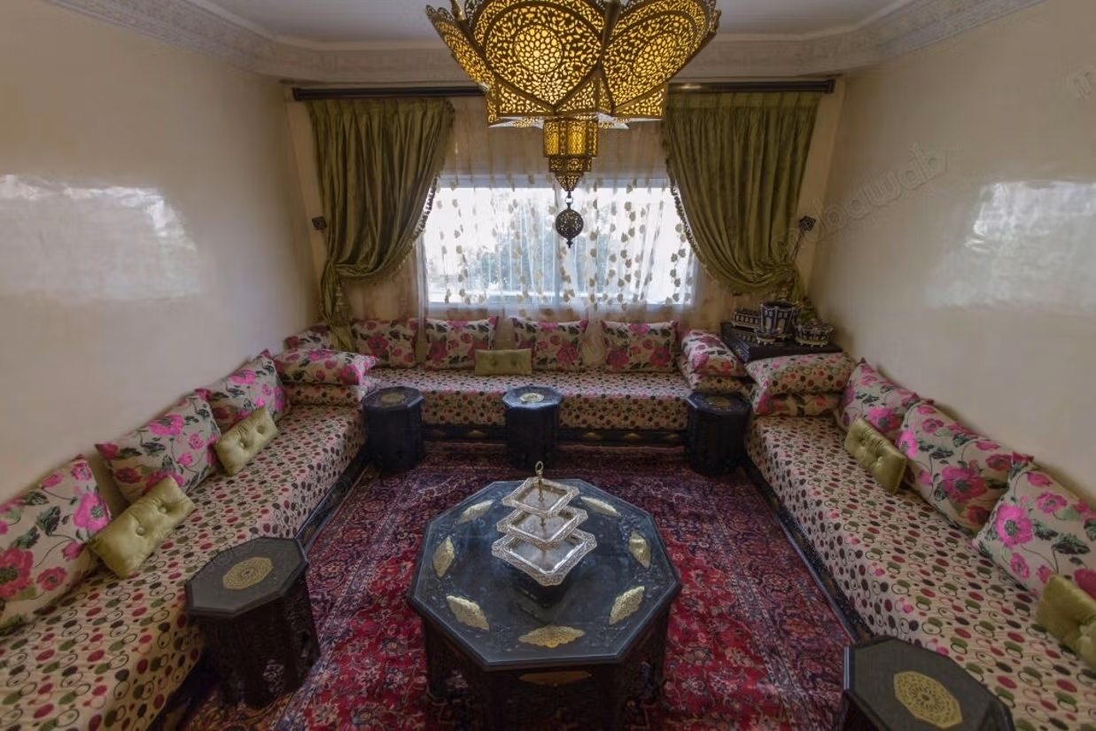 Huur van een appartement in het centrum van Fes. 3 aangename slaapkamers. Traditionele lounge en satellietsysteem