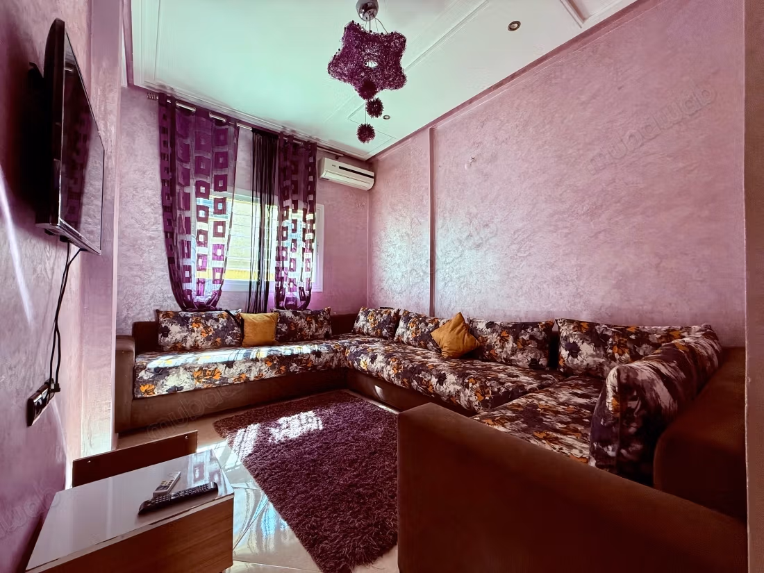 Seizoensverhuur in het centrum. 3 mooie slaapkamers. Traditionele lounge, algemene satellietschotel