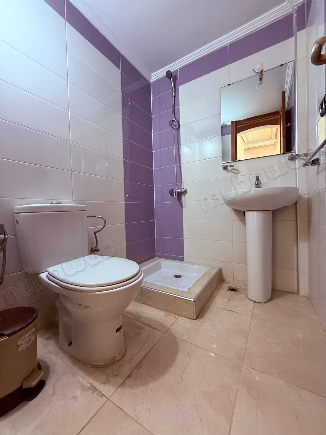 Seizoensverhuur in het centrum. 3 mooie slaapkamers. Traditionele lounge, algemene satellietschotel