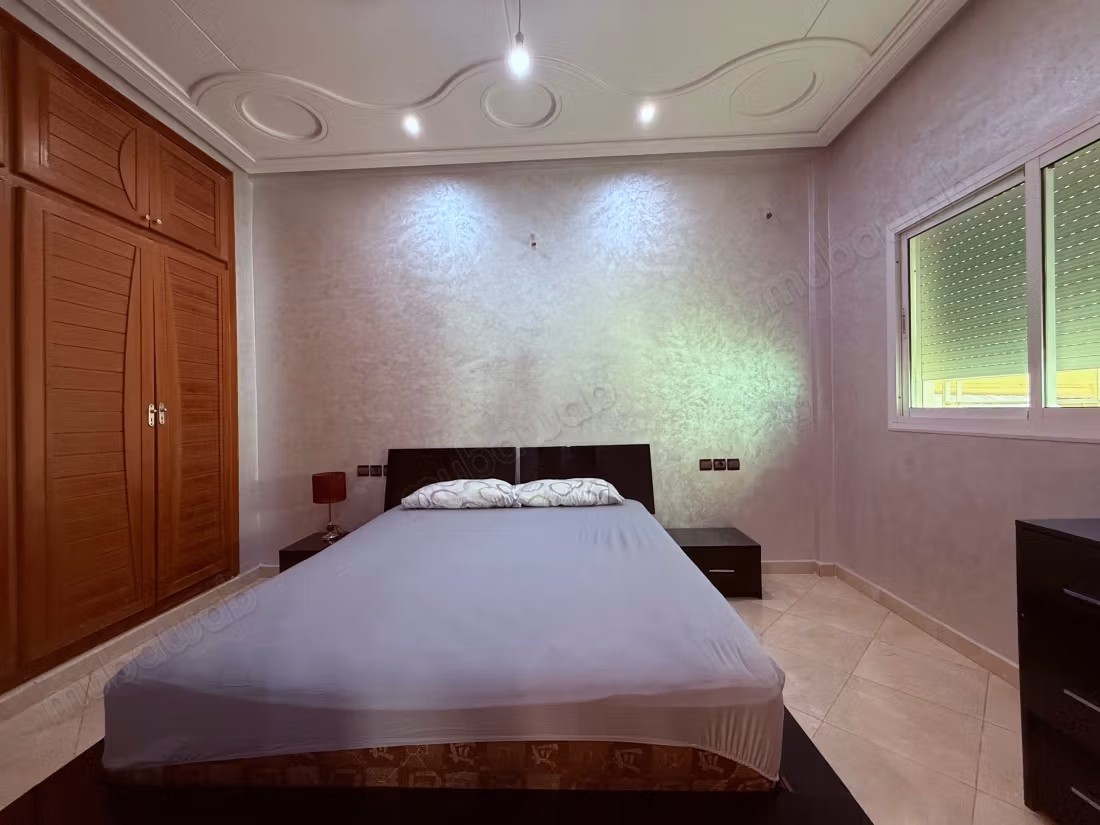 Seizoensverhuur in het centrum. 3 mooie slaapkamers. Traditionele lounge, algemene satellietschotel