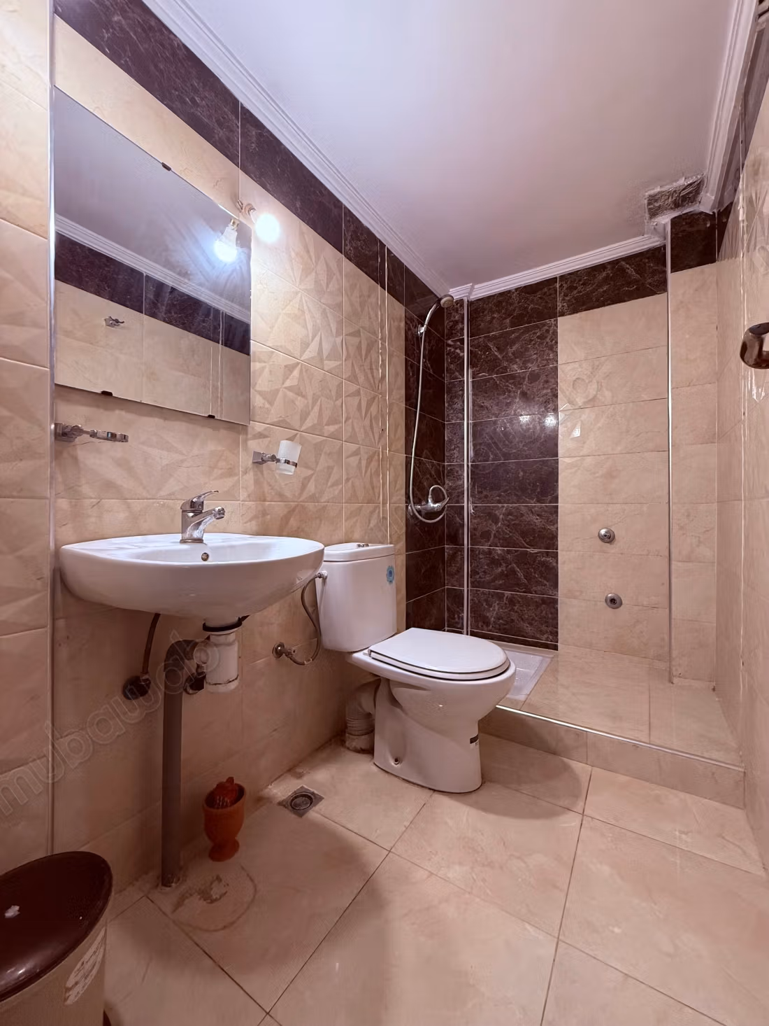 Seizoensverhuur in het centrum. 3 mooie slaapkamers. Traditionele lounge, algemene satellietschotel