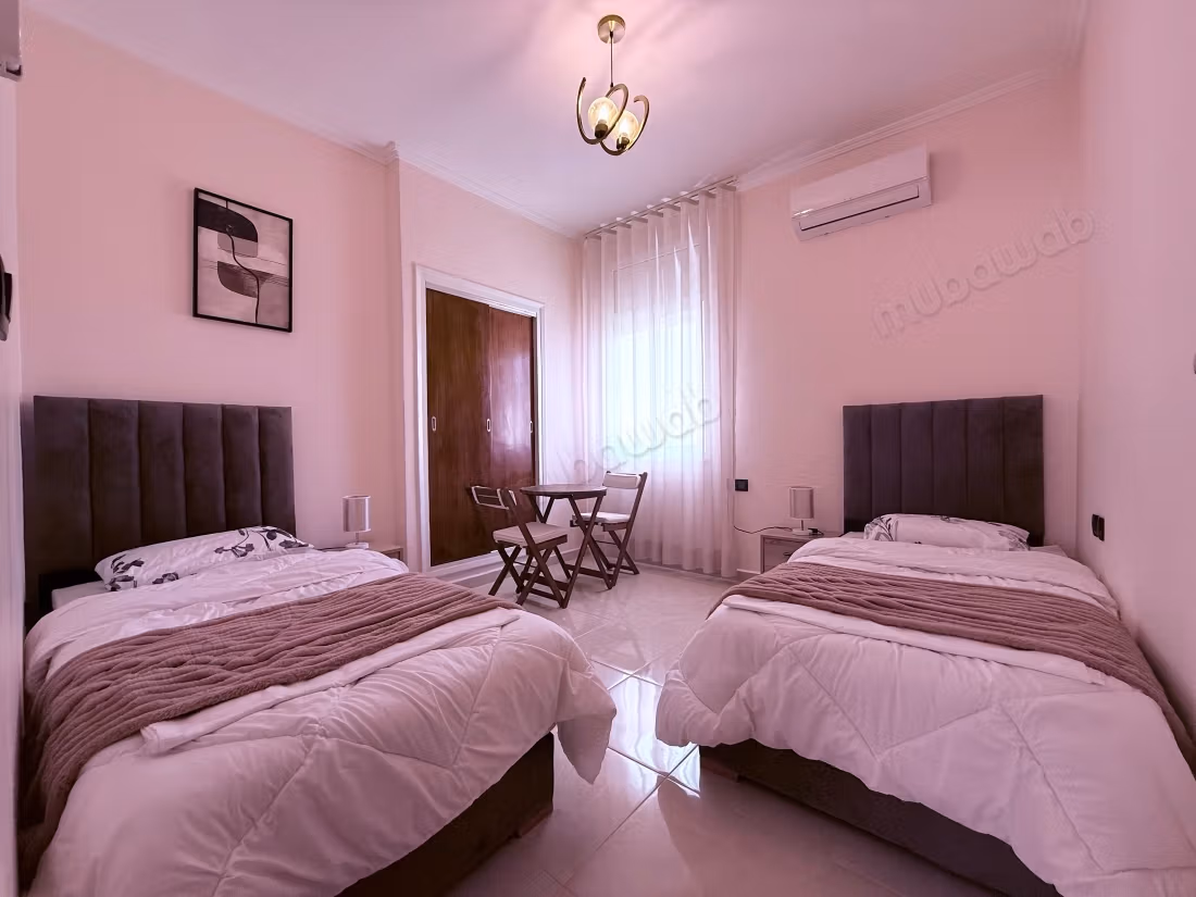 Location d'un appartement à Fes. 
5 pièces. 
Concierge et climatisation