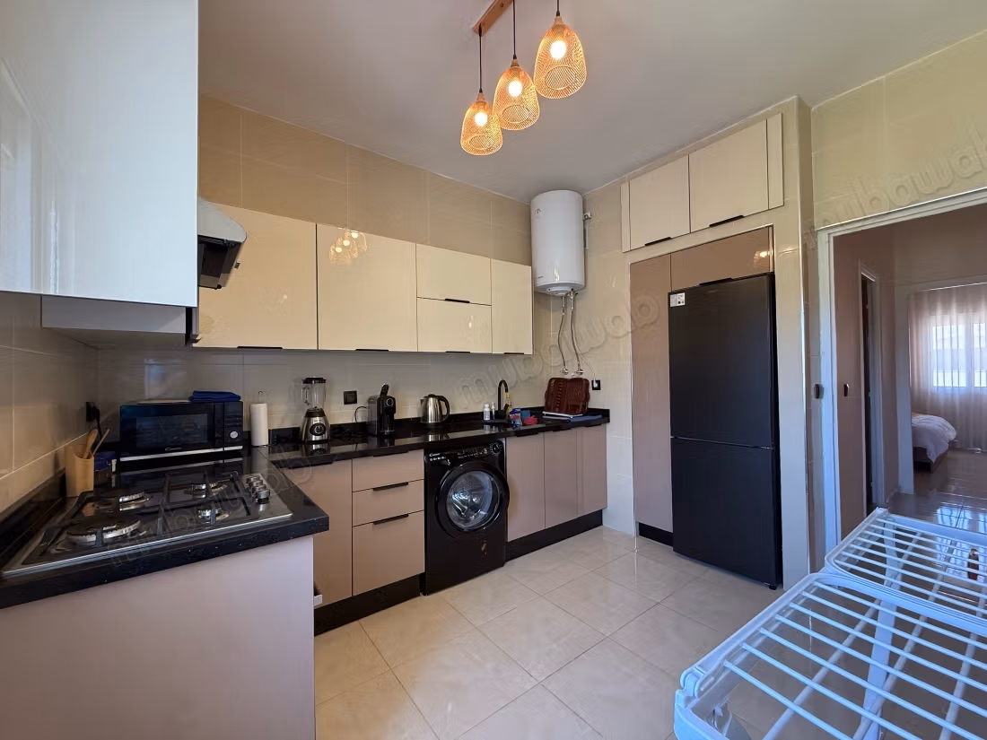 Location d'un appartement à Fes. 
5 pièces. 
Concierge et climatisation