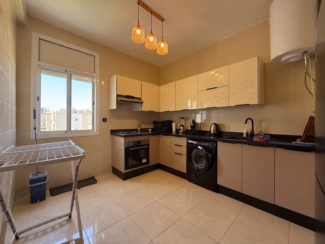 Location d'un appartement à Fes. 
5 pièces. 
Concierge et climatisation