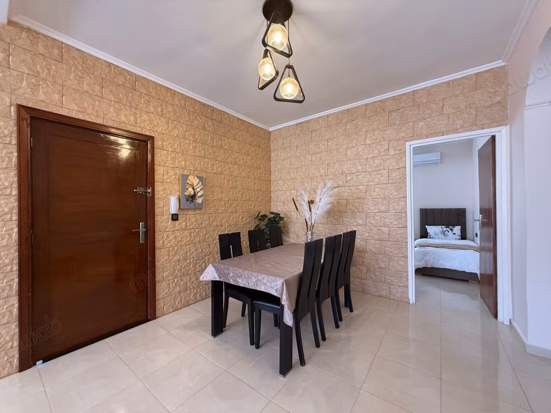 Location d'un appartement à Fes. 
5 pièces. 
Concierge et climatisation