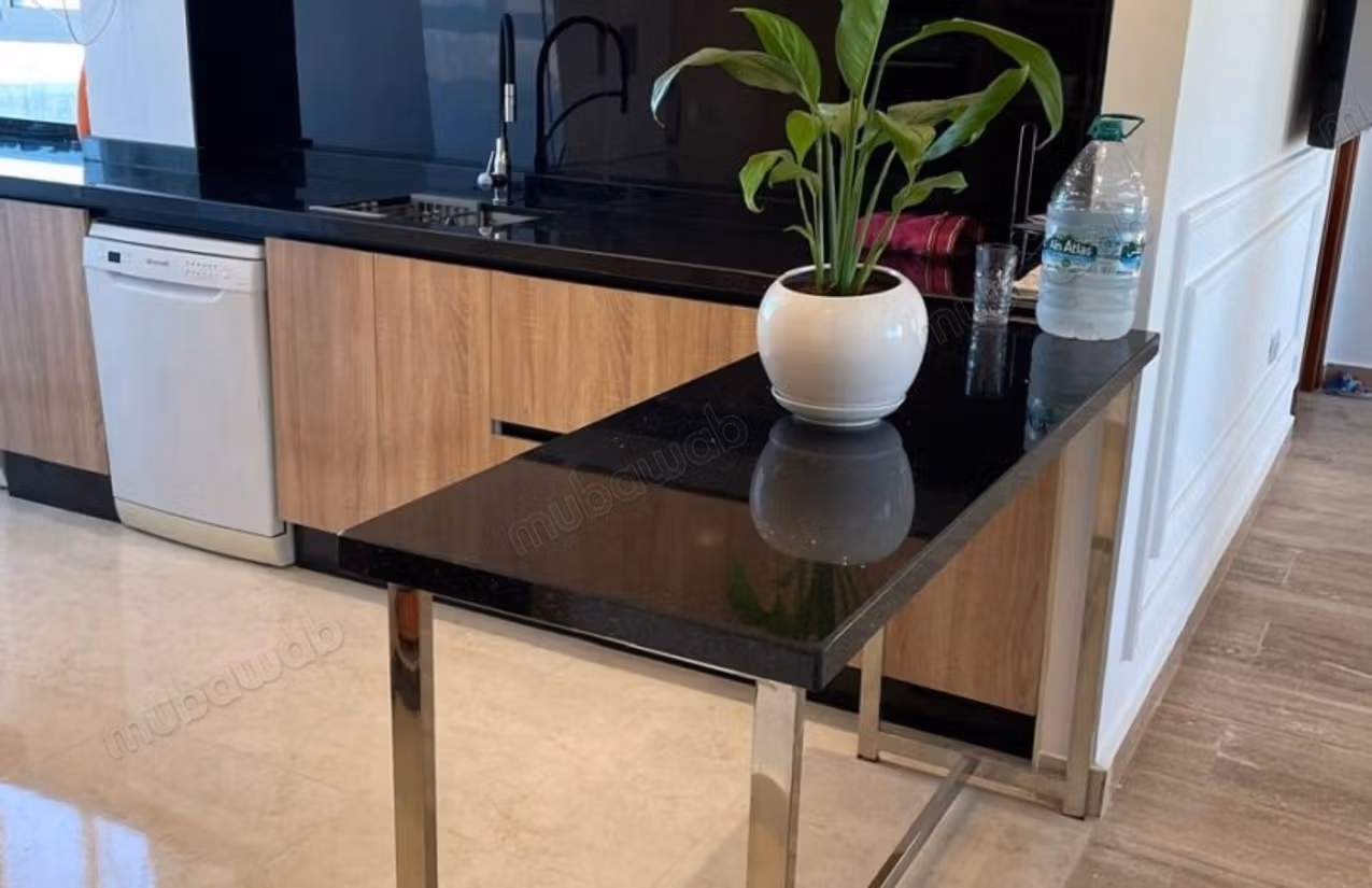 Appartement en retrait a louer avec terrasse de 50m² 
situation quartier administratif