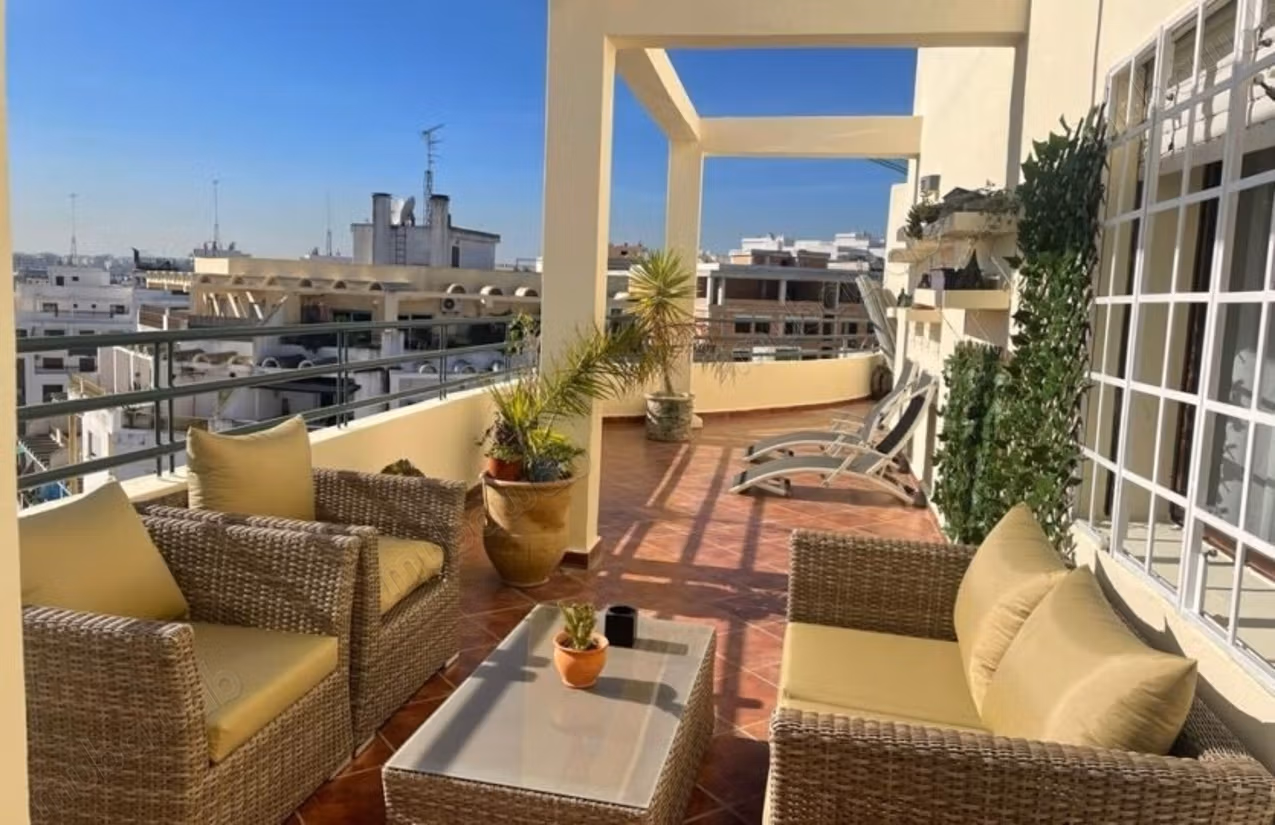 Appartement en retrait a louer avec terrasse de 50m² 
situation quartier administratif