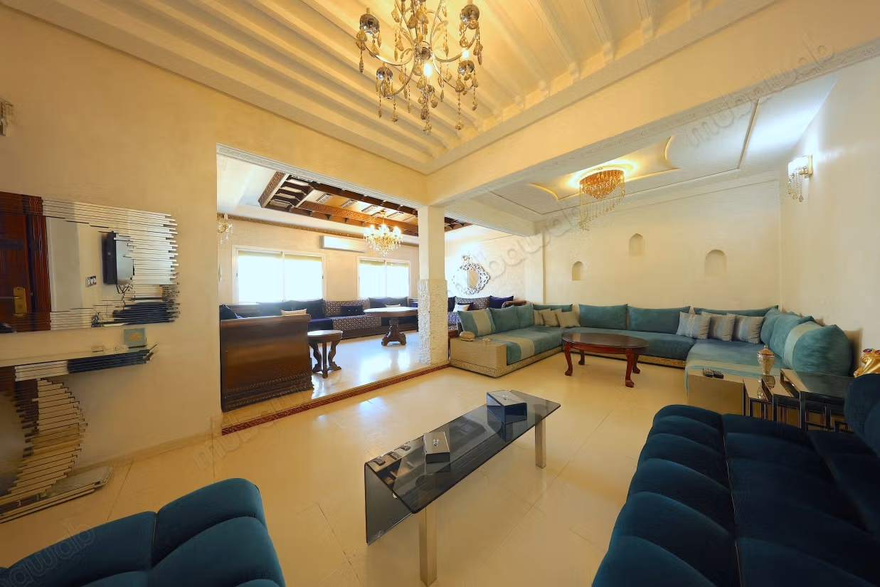 Location saisonnière en Centre. 
2 chambres agréables. 
Résidence avec concierge, climatisation générale
