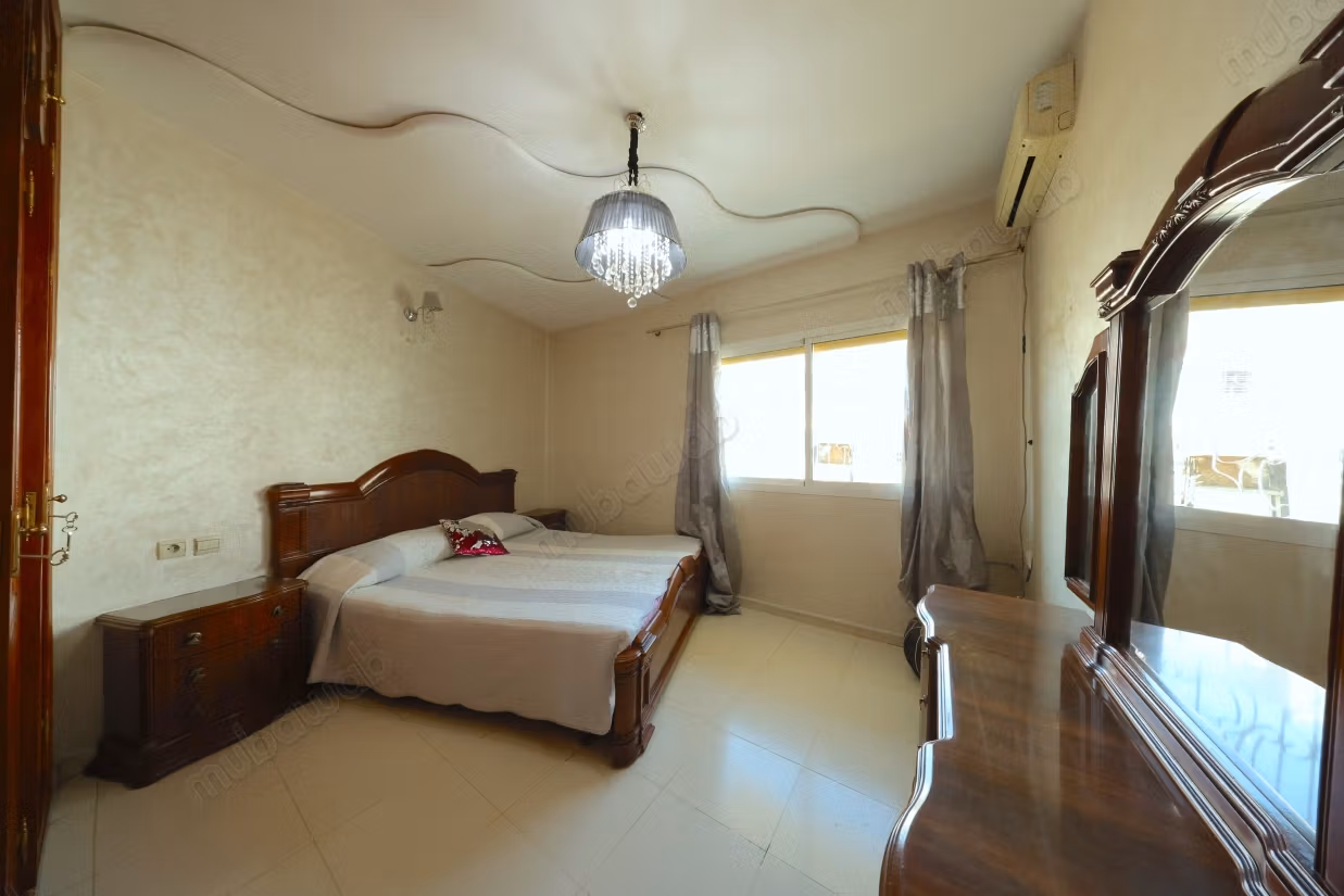 Location saisonnière en Centre. 
2 chambres agréables. 
Résidence avec concierge, climatisation générale