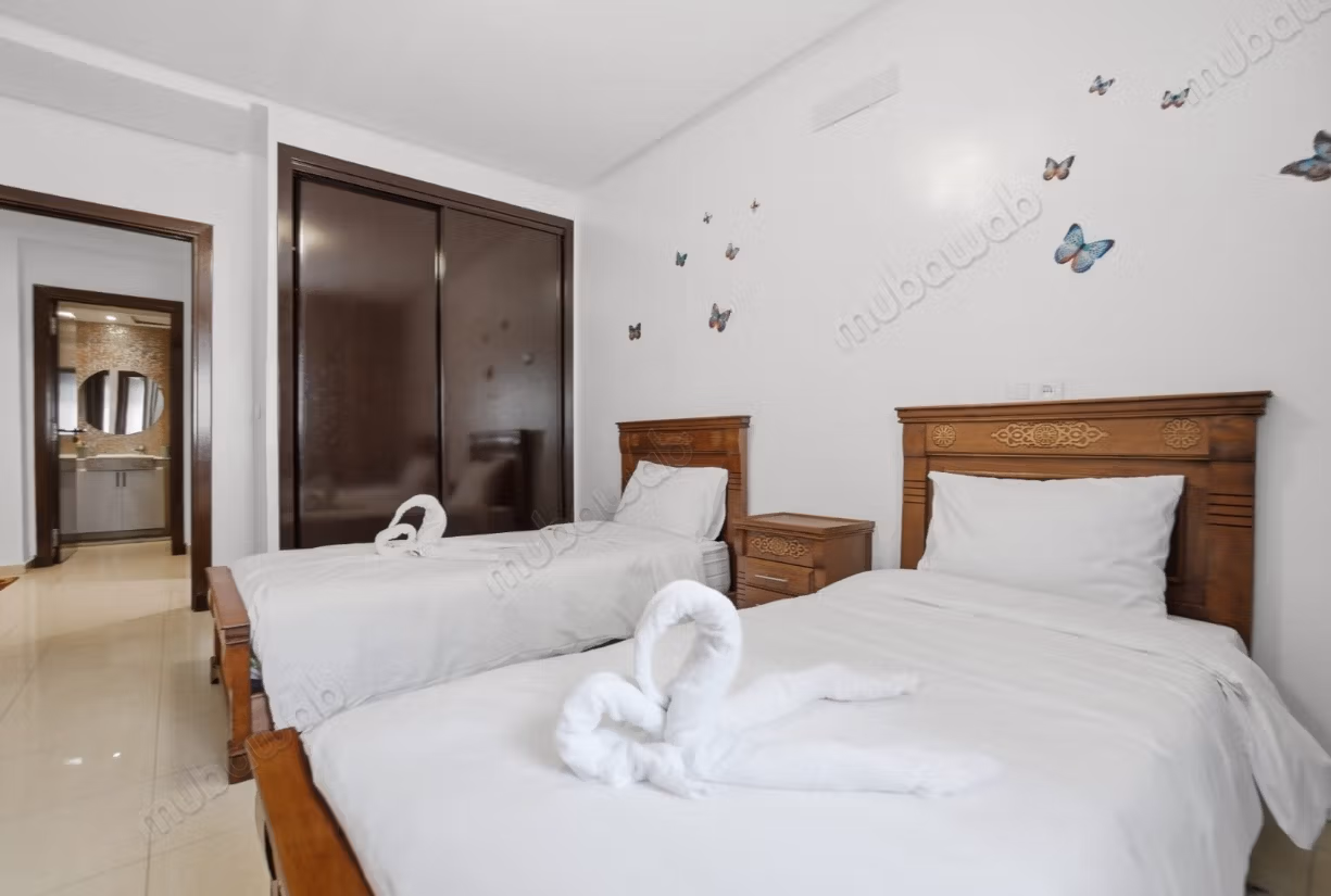 Appartement à louer à Hay Mohammadi – 2 chambres, 2 SDB, salon marocain, piscine & parking sous sol