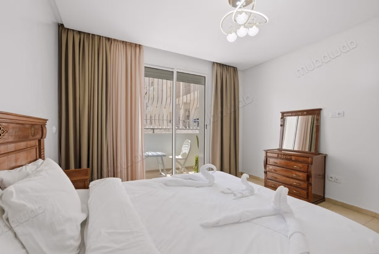 Appartement à louer à Hay Mohammadi – 2 chambres, 2 SDB, salon marocain, piscine & parking sous sol
