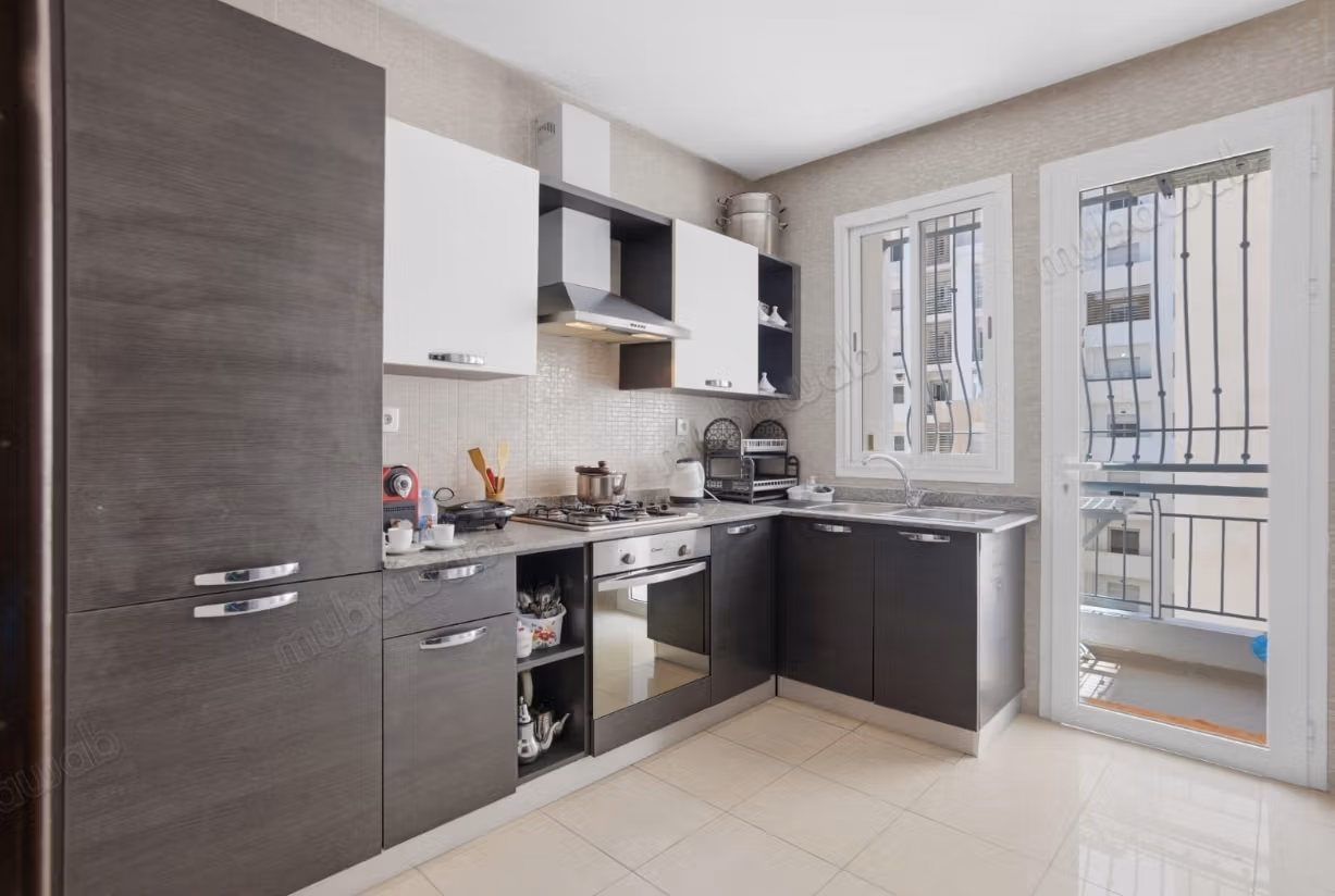 Appartement à louer à Hay Mohammadi – 2 chambres, 2 SDB, salon marocain, piscine & parking sous sol