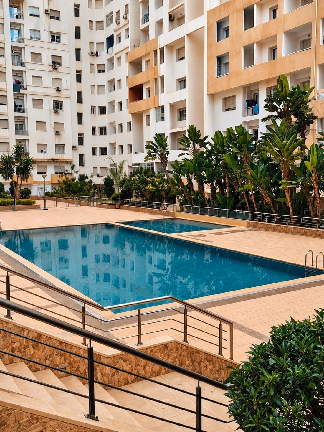 Appartement à louer à Hay Mohammadi – 2 chambres, 2 SDB, salon marocain, piscine & parking sous sol