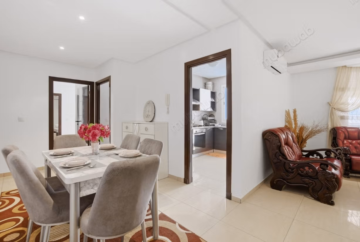 Appartement à louer à Hay Mohammadi – 2 chambres, 2 SDB, salon marocain, piscine & parking sous sol
