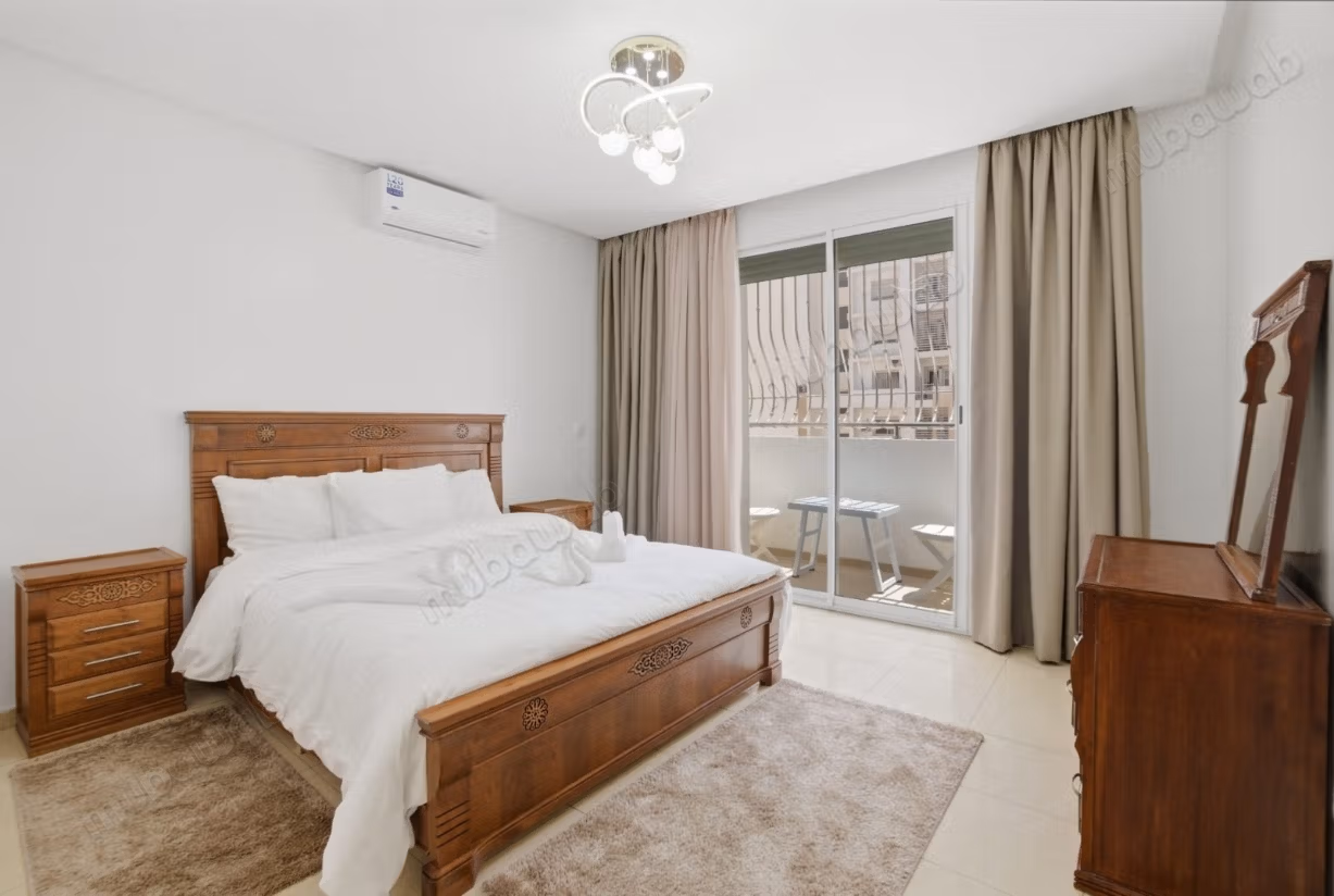 Appartement à louer à Hay Mohammadi – 2 chambres, 2 SDB, salon marocain, piscine & parking sous sol