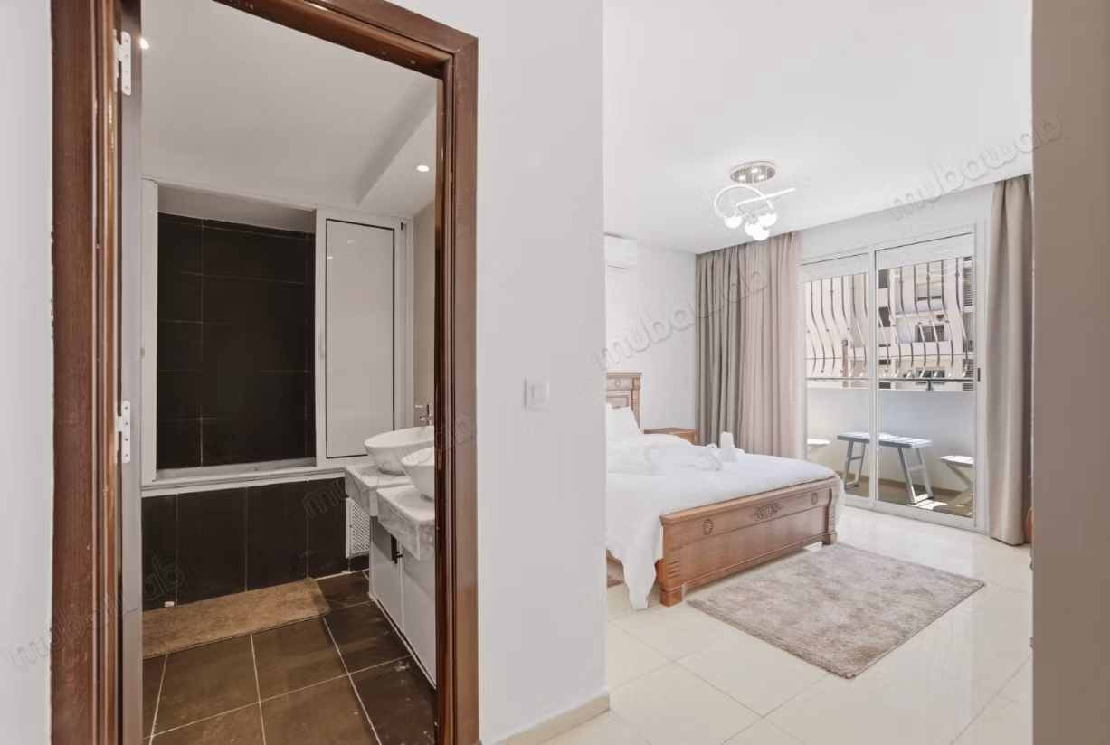 Appartement à louer à Hay Mohammadi – 2 chambres, 2 SDB, salon marocain, piscine & parking sous sol