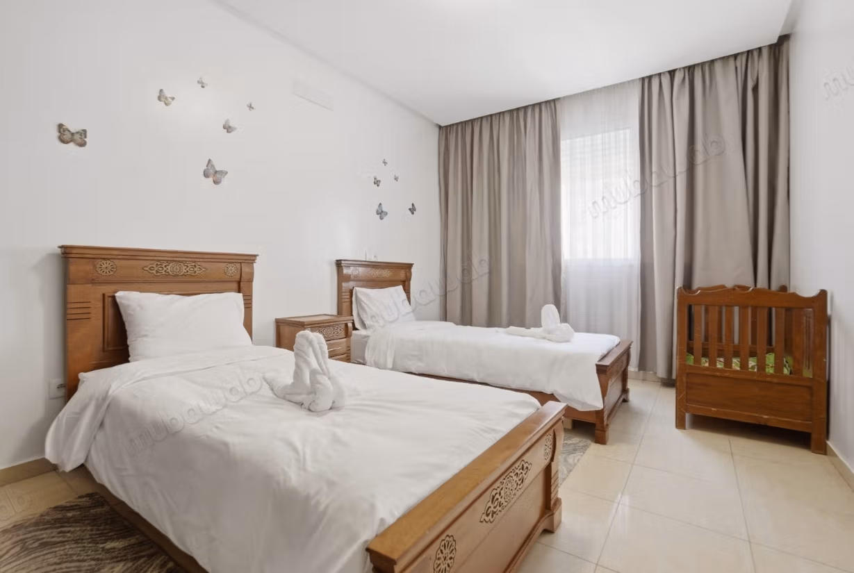 Appartement à louer à Hay Mohammadi – 2 chambres, 2 SDB, salon marocain, piscine & parking sous sol
