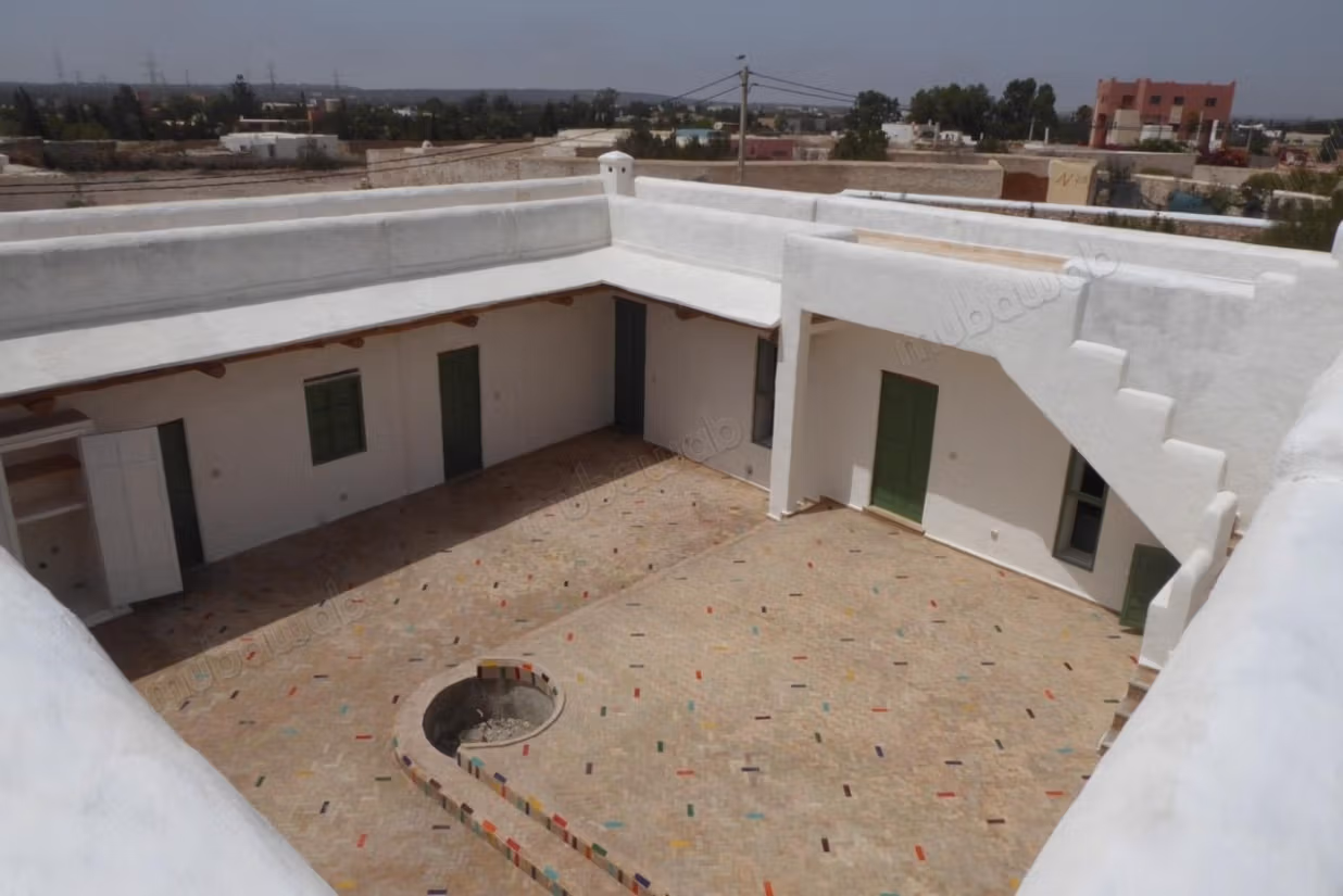 Somptueuse villa à vendre à Douar Laarab. Surface totale 3100 m². Piscine et cheminée