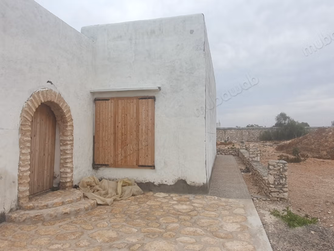 Somptueuse villa à vendre à Douar Laarab. Surface totale 3100 m². Piscine et cheminée