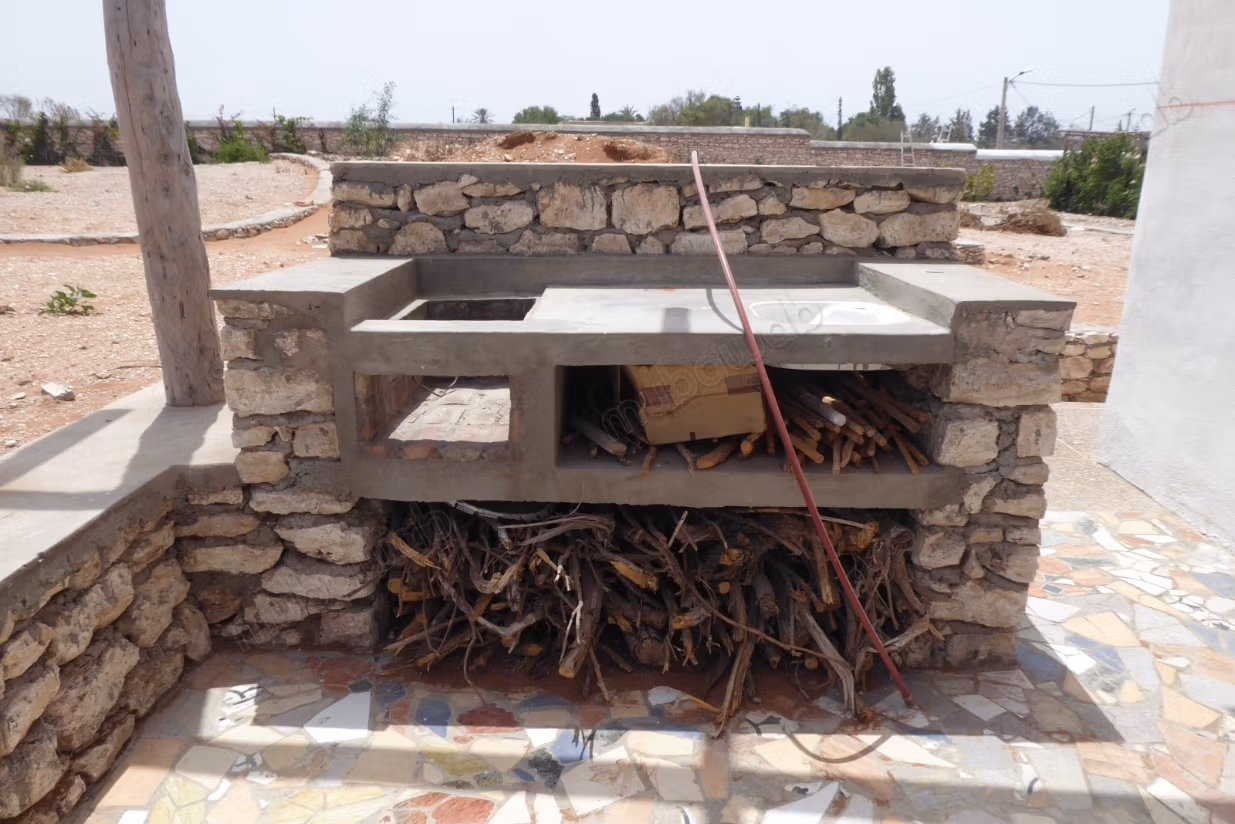 Somptueuse villa à vendre à Douar Laarab. Surface totale 3100 m². Piscine et cheminée