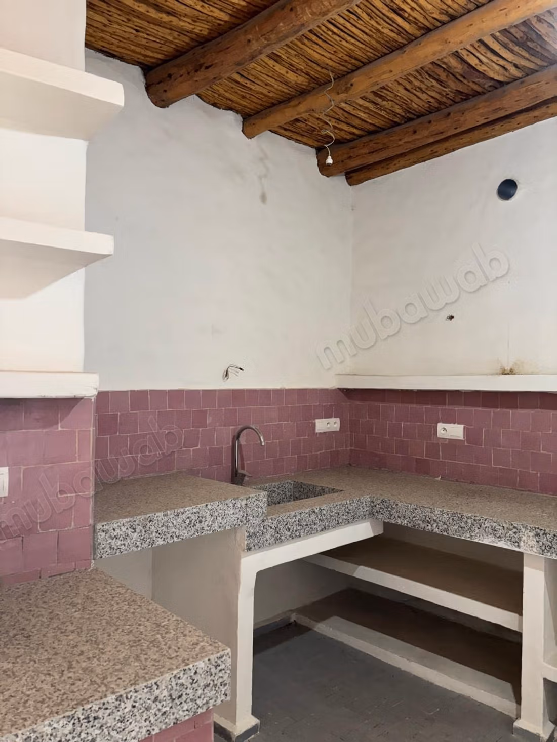 Somptueuse villa à vendre à Douar Laarab. Surface totale 3100 m². Piscine et cheminée