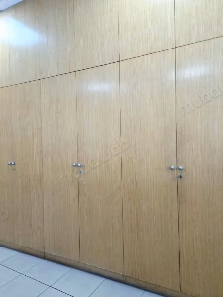 Hermosas oficinas en alquiler en Sidi El Khadir. Superficie 86 m². Ventanas con doble acristalamiento y puerta blindada