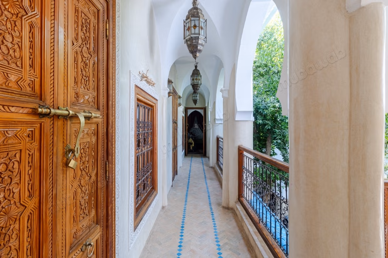 Exceptional riad titled at Bab Dokala, 6 bedrooms, swimming pool, hammam and high potential.