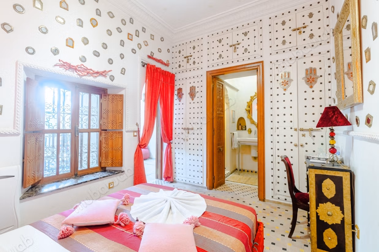 Exceptional riad titled at Bab Dokala, 6 bedrooms, swimming pool, hammam and high potential.