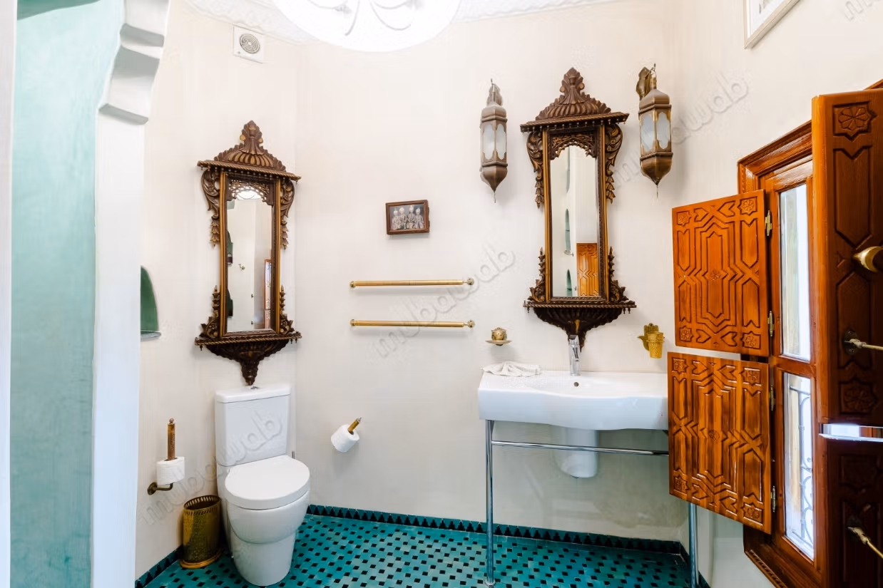 Exceptional riad titled at Bab Dokala, 6 bedrooms, swimming pool, hammam and high potential.
