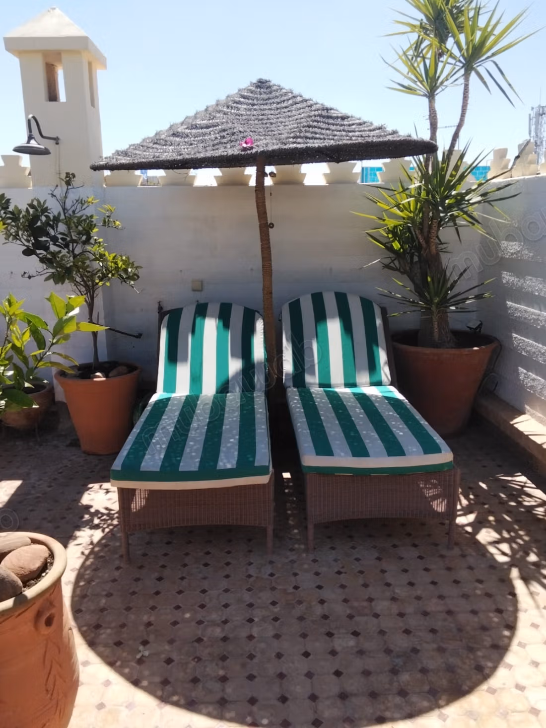 Exceptional riad titled at Bab Dokala, 6 bedrooms, swimming pool, hammam and high potential.
