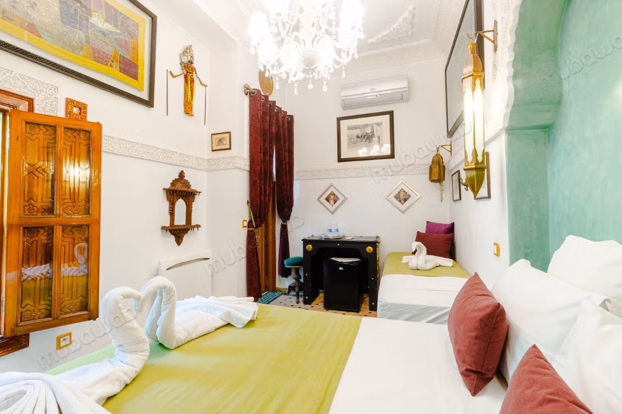 Exceptional riad titled at Bab Dokala, 6 bedrooms, swimming pool, hammam and high potential.
