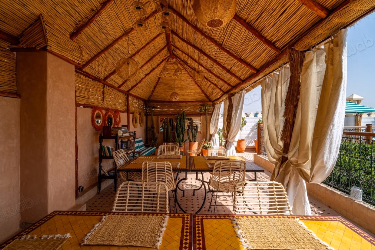 Exceptional riad titled at Bab Dokala, 6 bedrooms, swimming pool, hammam and high potential.