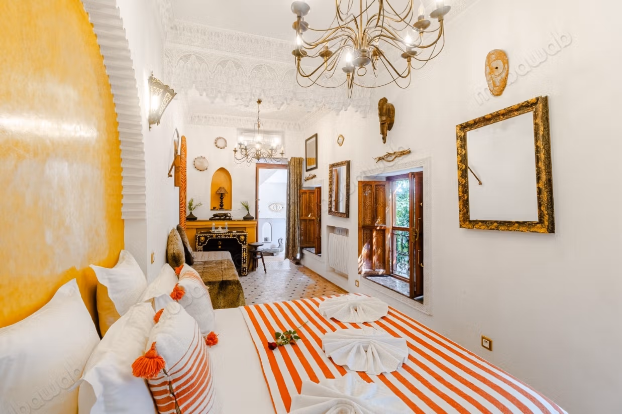 Exceptional riad titled at Bab Dokala, 6 bedrooms, swimming pool, hammam and high potential.