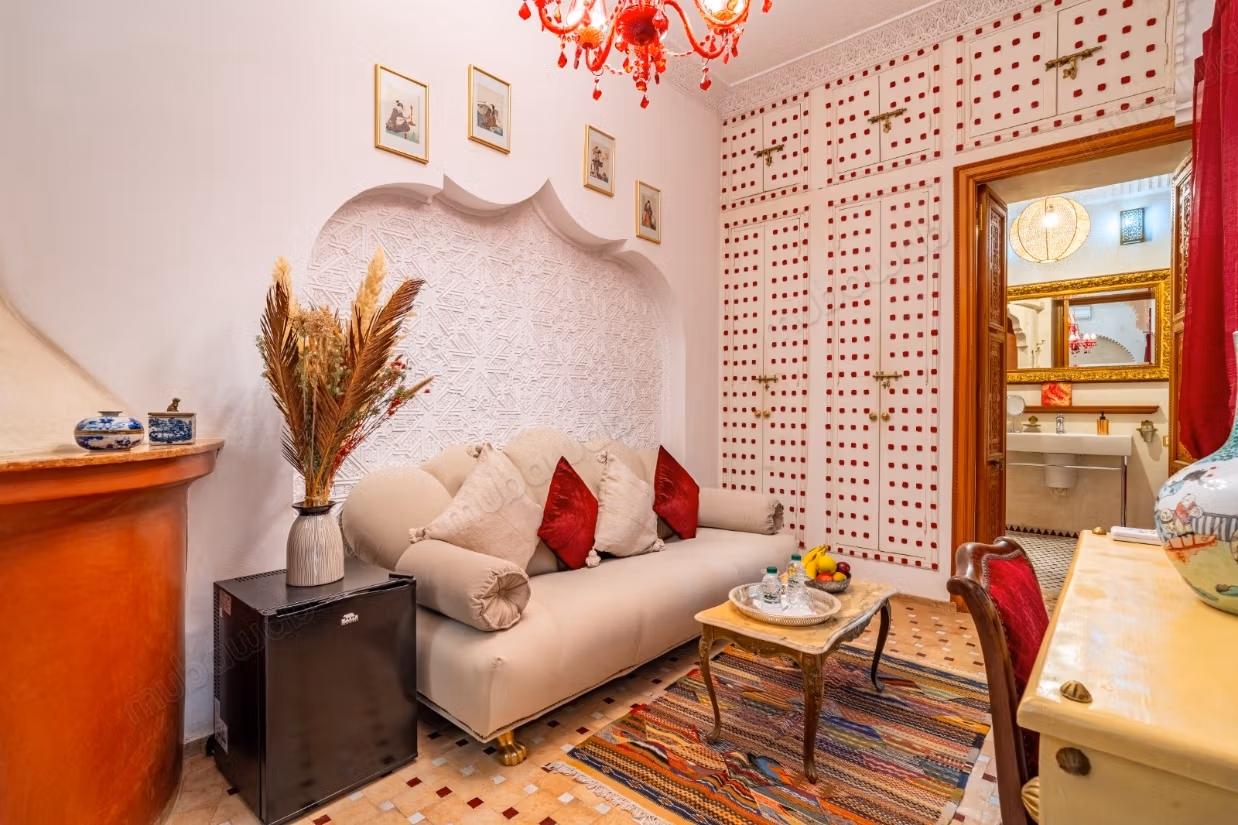 Exceptional riad titled at Bab Dokala, 6 bedrooms, swimming pool, hammam and high potential.