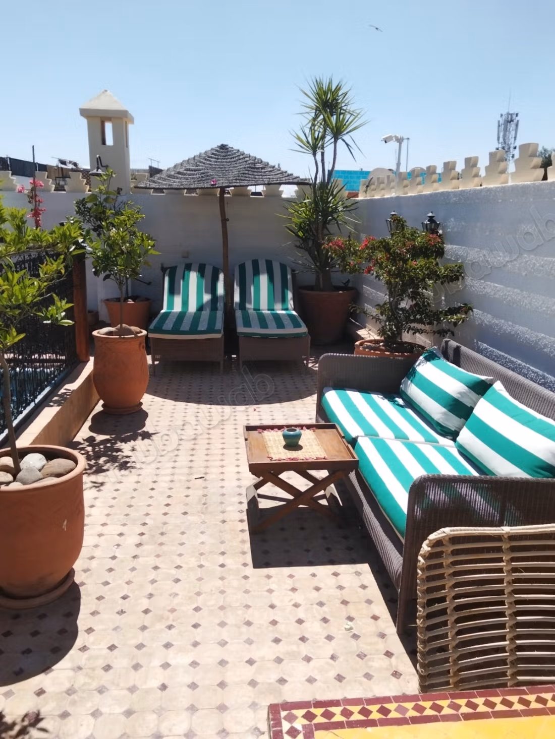 Exceptional riad titled at Bab Dokala, 6 bedrooms, swimming pool, hammam and high potential.
