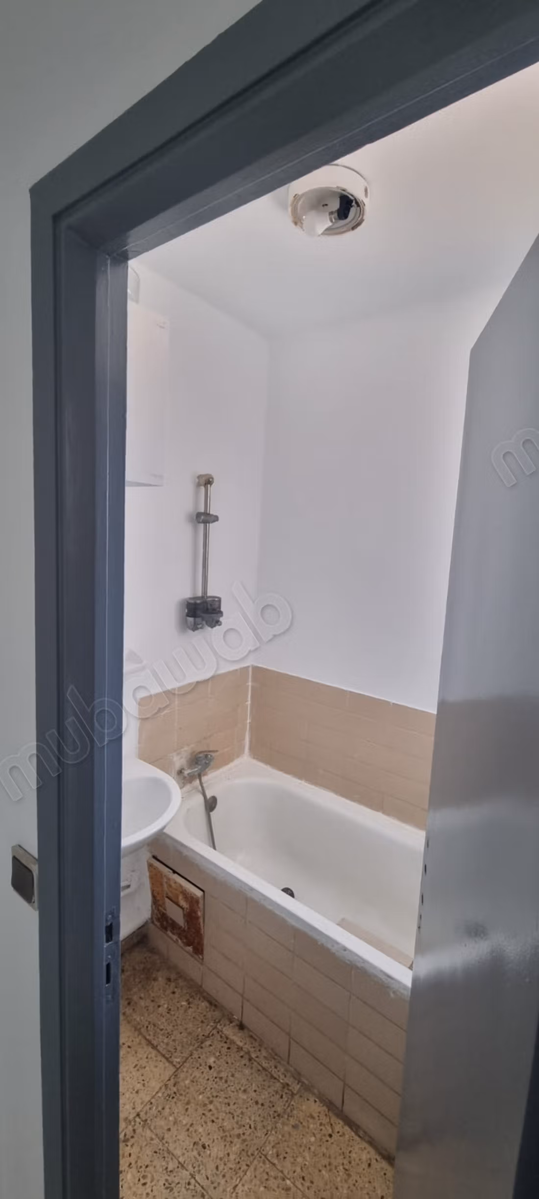 Verkoop van een mooi appartement in Hay Al Fath. 1 Kamers. Traditionele lounge, algemene satellietschotel