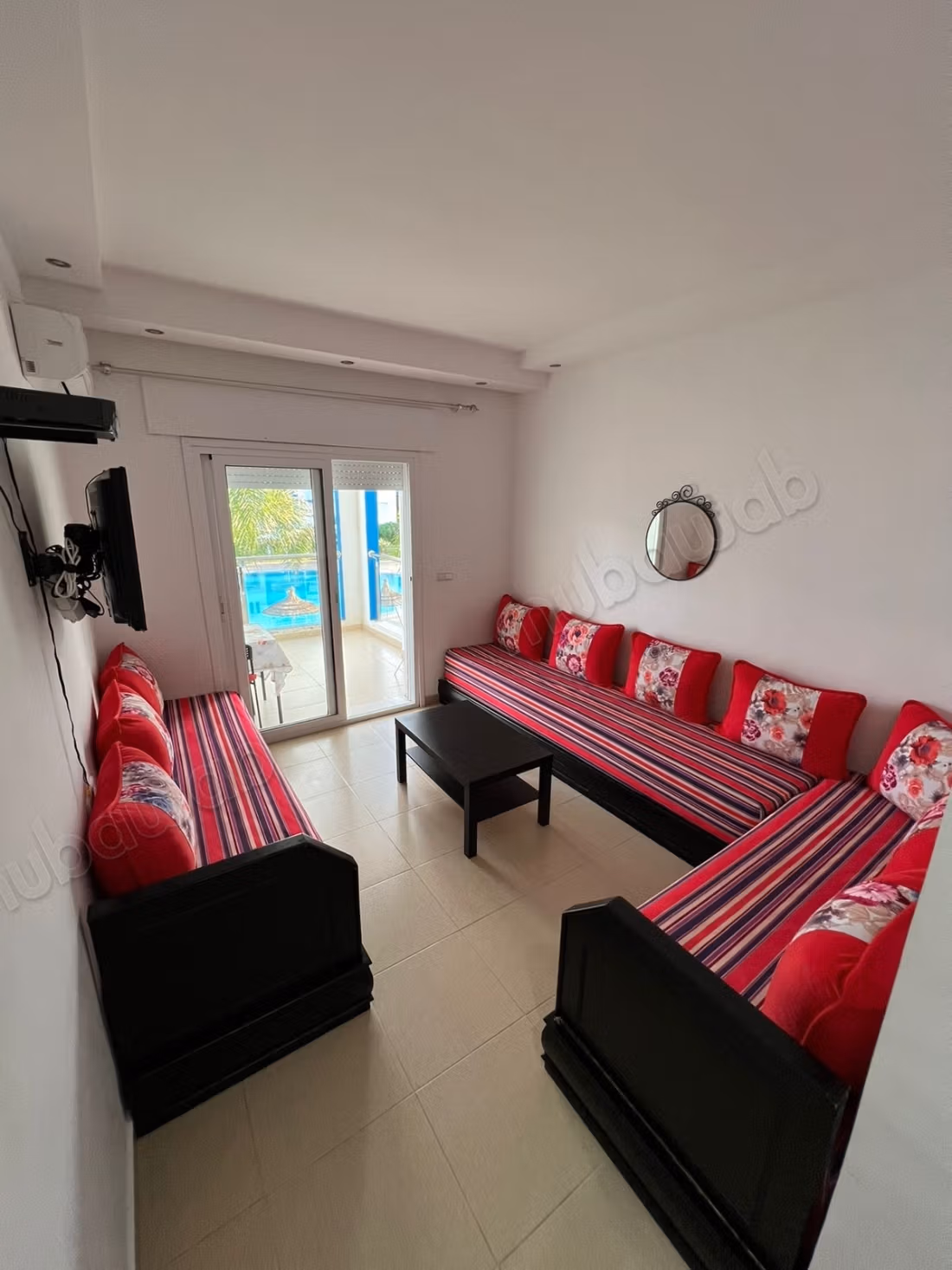 Appartamento con vista sulla piscina e giardino