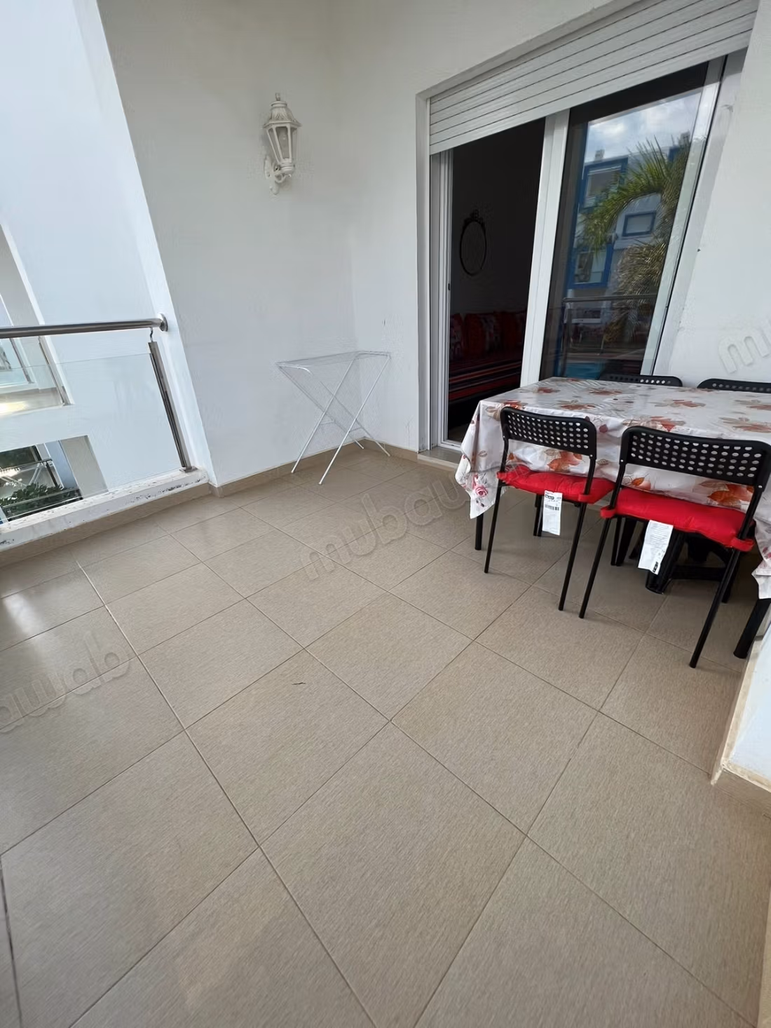 Appartamento con vista sulla piscina e giardino